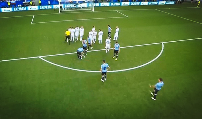 世界杯小组赛A组：乌拉圭3比0战胜俄罗斯